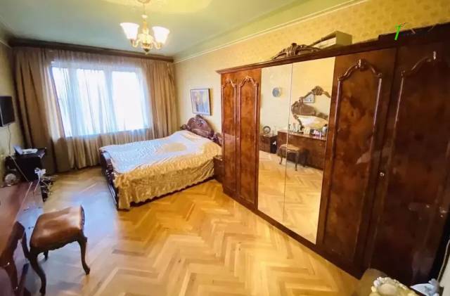 3 սենյականոց բնակարան Կոմիտասի պողոտայում, 94 ք.մ., 3/5 հարկ, եվրովերանորոգված, քարե շենք