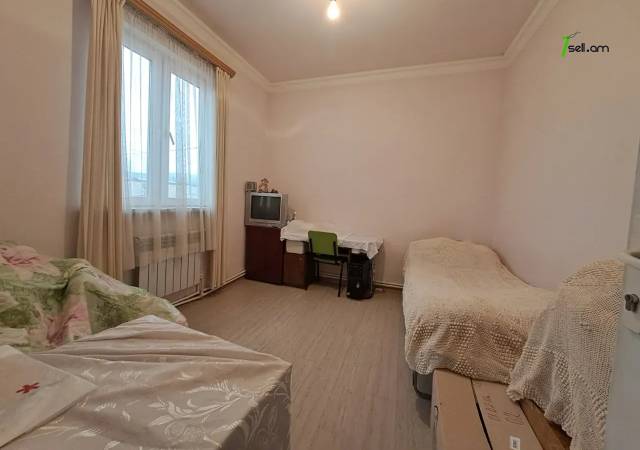 Երկու հարկանի քարե տուն Մայիսի 9-ի փողոցում Շենգավիթում, 300 ք.մ., 2 սանհանգույց