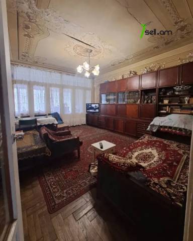 3 սենյականոց բնակարան Վարդանանց փողոցում, 90 ք.մ., մի քանի պատշգամբ, քարե շենք