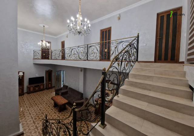 Երեք հարկանի քարե տուն Գաջեգործների փողոցում Էրեբունիում, 900 քմ, 2 սանհանգույց