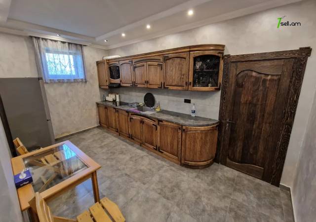 Երկու հարկանի քարե տուն Շիրակի փողոցում Շենգավիթում, 800 ք.մ., 2 սանհանգույց, եվրովերանորոգված