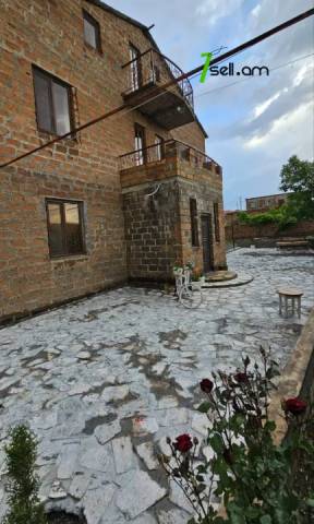 Երկու հարկանի քարե տուն Դավիթ Բեկի փողոցում Էրեբունիում, 240 քմ, 2 սանհանգույց, եվրովերանորոգված