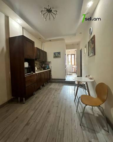 4 սենյականոց բնակարան Հանրապետության փողոցում, 82 քմ, նախավերջին հարկ, 3+ սանհանգույց