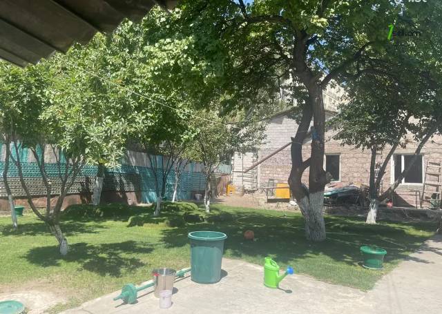 Մեկ հարկանի քարե տուն Հրաչյա Ներսիսյան փողոցում Քանաքեռ Զեյթունում, 90 քմ