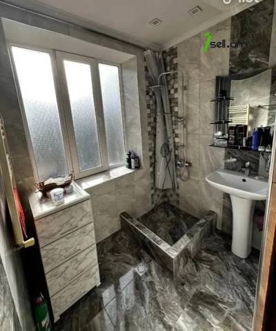 3 սենյականոց բնակարան Դավիթ Մալյան փողոցում, 79 ք.մ., եվրովերանորոգված, քարե շենք