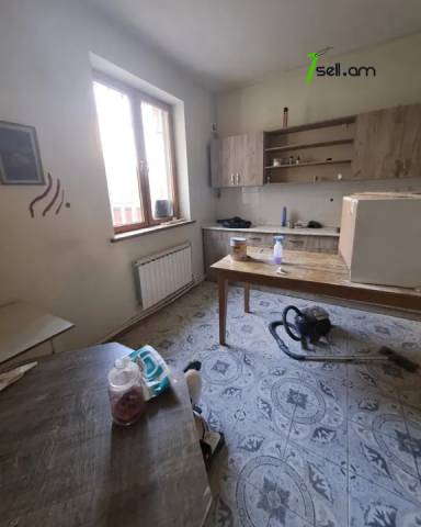 4 սենյականոց բնակարան Խանջյան փողոցում, 125 ք.մ., բարձր առաստաղներ, 2/5 հարկ, քարե շենք