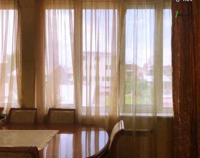 4 սենյականոց բնակարան Արամ Խաչատրյան փողոցում, 113 ք.մ., 3/5 հարկ, կապիտալ վերանորոգված, քարե շենք