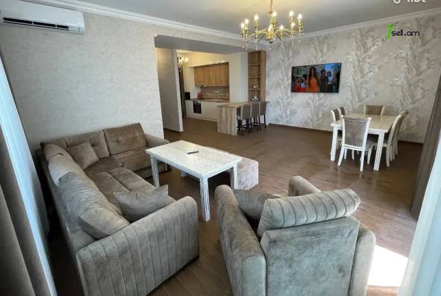 Երկու հարկանի քարե թաունհաուզ, Գ-1 թաղամաս Աջափնյակում, 150 ք.մ., 2 սանհանգույց, եվրովերանորոգված