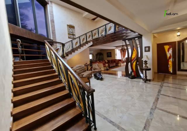 Երեք հարկանի քարե տուն, Ձոր 1 թաղամաս Դավիթաշենում, 800 ք.մ., 3+ սանհանգույց, կապիտալ վերանորոգված