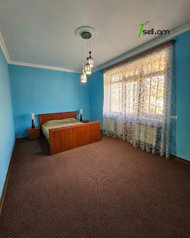 Երեք հարկանի քարե տուն Դավիթ Բեկի փողոցում Նոր Նորքում, 895 ք.մ., 3+ սանհանգույց