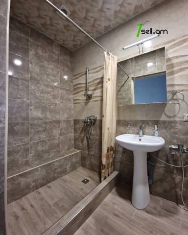 Երեք հարկանի քարե տուն Վարշավյան փողոցում Արաբկիրում, 630 քմ, 3+ սանհանգույց, կապիտալ վերանորոգված