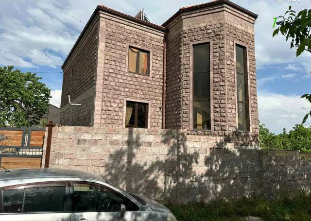 Չորս հարկանի քարե տուն 1-րդ փողոցում Քասախում, 448 ք.մ., 3+ սանհանգույց, մասնակի վերանորոգում