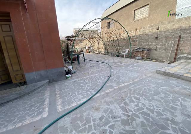 Երկու հարկանի քարե տուն Ծովակալ Իսակովի պողոտայում Շենգավիթում, 200 քմ, 2 սանհանգույց