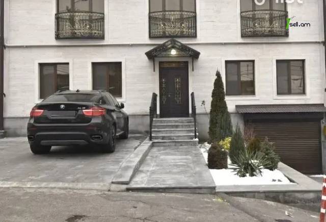 Երկու հարկանի քարե տուն Քաջազնունի փողոցում կենտրոնում, 600 ք.մ., 3+ սանհանգույց