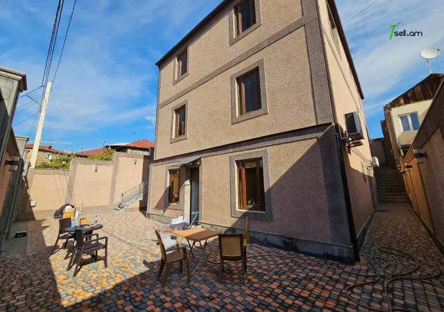 Երեք հարկանի տուն Պրահայի փողոցում կենտրոնում, 920 ք.մ., 3+ սանհանգույց, մասնակի վերանորոգում