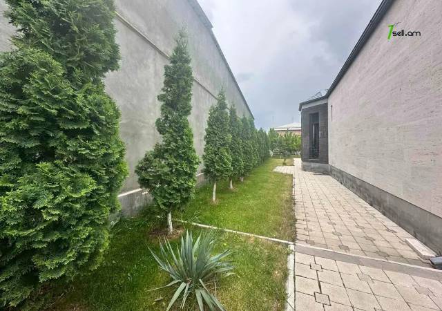 Մեկ հարկանի քարե տուն Բագրևանդի 42-րդ փողոցում Նոր Նորքում, 1100 քմ, 3+ սանհանգույց