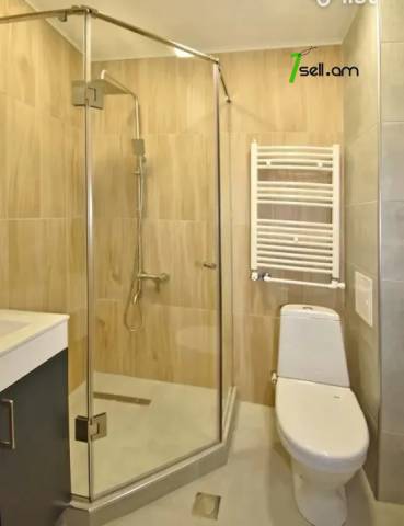 2 սենյականոց բնակարան Արամ Խաչատրյանի փողոցում, 42 ք.մ., 2/5 հարկ, եվրովերանորոգված, քարե շենք