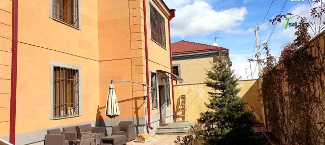 Երկու հարկանի քարե տուն Նվեր Սաֆարյան փողոցում Ավանում, 600 ք.մ., 3+ սանհանգույց