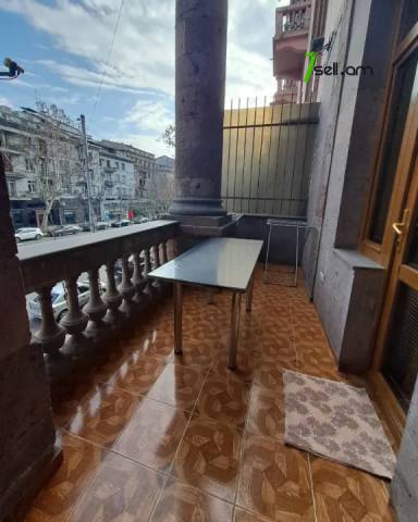 2 սենյականոց բնակարան Մեսրոպ Մաշտոցի պողոտայում, 55 ք.մ., 2/5 հարկ, կապիտալ վերանորոգված, քարե շենք