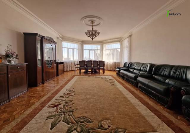 Երեք հարկանի քարե տուն Աջափնյակում, 500 ք.մ., 3+ սանհանգույց, եվրովերանորոգված