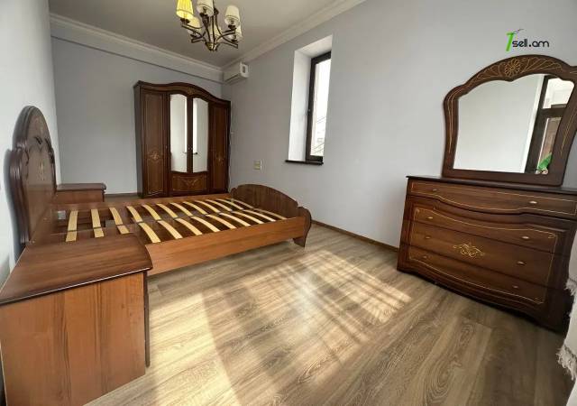 3 սենյականոց բնակարան Մարշալ Խուդյակովի փողոցում, 80 քմ, 2/4 հարկ, 2 սանհանգույց, բարձր առաստաղներ