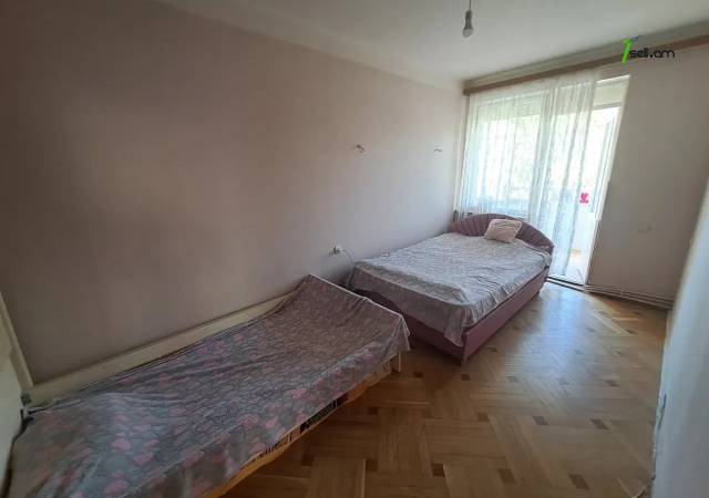 3 սենյականոց բնակարան Երվանդ Քոչարի փողոցում, 95 ք.մ., 4/13 հարկ, մի քանի պատշգամբ