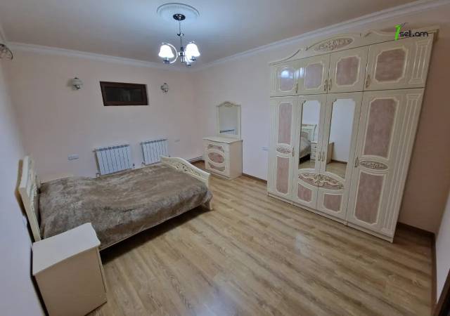 Երեք հարկանի քարե տուն Գաջեգործների փողոցում Էրեբունիում, 900 քմ, 2 սանհանգույց