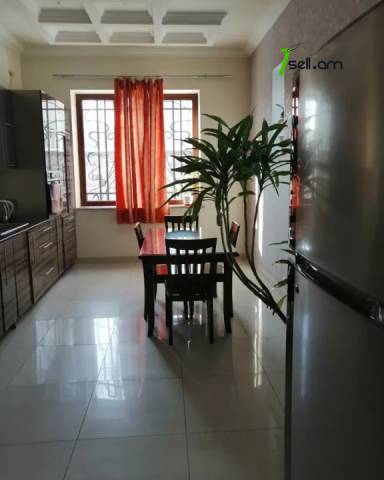 Երեք հարկանի քարե տուն, Ավան-Առինջ 2-րդ միկրոշրջան Ավանում, 1020 ք.մ., 3+ սանհանգույց