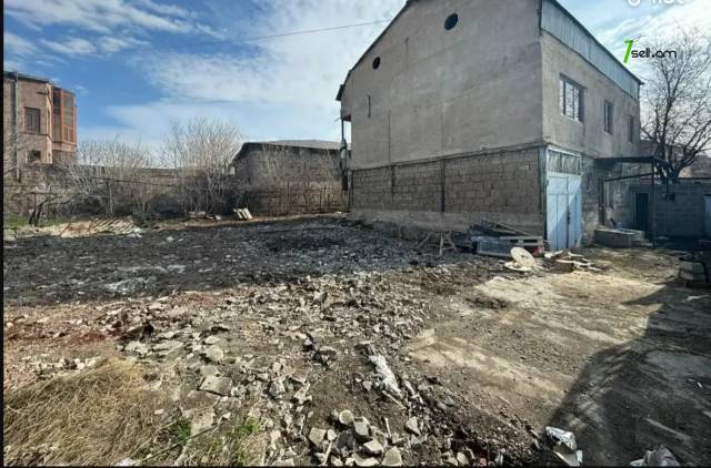 Երկու հարկանի քարե տուն Նոր Արեշի 28-րդ փողոցում Էրեբունիում, 240 ք.մ., 2 սանհանգույց