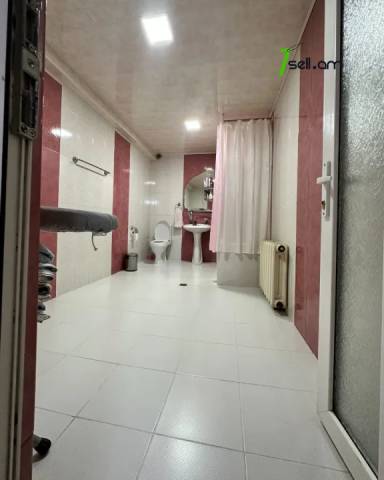 Երեք հարկանի քարե տուն 1-ին փողոցում Զովունիում, 800 ք.մ., 3+ սանհանգույց, կապիտալ վերանորոգված