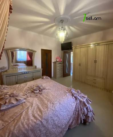 Երկու հարկանի քարե տուն Նոր Նորքում, 800 ք.մ., 3+ սանհանգույց, եվրովերանորոգված