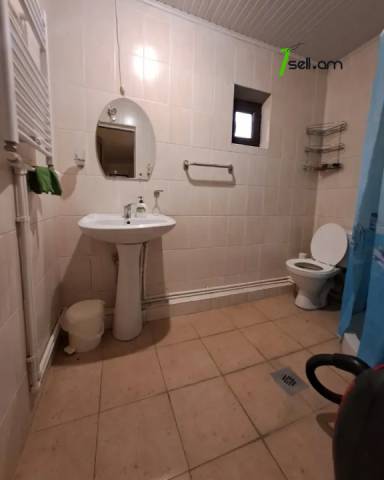 Երկու հարկանի քարե տուն Ադանայի փողոցում կենտրոնում, 170 քմ, 2 սանհանգույց, կոսմետիկ վերանորոգում