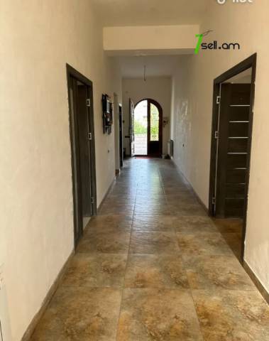 Չորս հարկանի քարե տուն 1-րդ փողոցում Քասախում, 448 ք.մ., 3+ սանհանգույց, մասնակի վերանորոգում