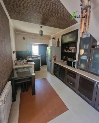 Երկու հարկանի քարե տուն Ռայնիսի փողոցում Քանաքեռ Զեյթունում, 300 քմ, 2 սանհանգույց, եվրովերանորոգված