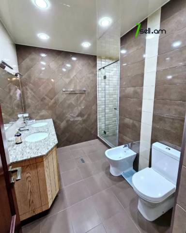 Երկու հարկանի քարե տուն Աջափնյակում, 1000 ք.մ., 3+ սանհանգույց, դիզայներական ոճով վերանորոգված