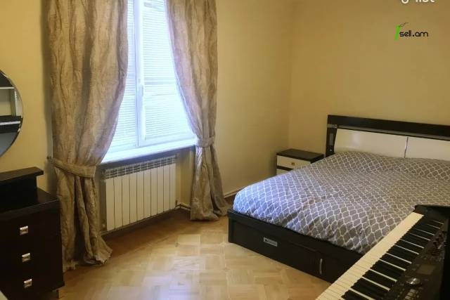 4 սենյականոց բնակարան Արամ Խաչատրյան փողոցում, 113 ք.մ., 3/5 հարկ, կապիտալ վերանորոգված, քարե շենք