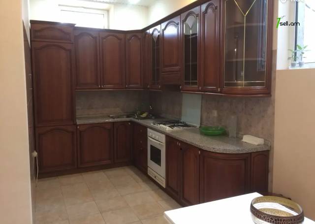 Երկու հարկանի քարե տուն Ազատության պողոտայում Արաբկիրում, 230 քմ, 3+ սանհանգույց