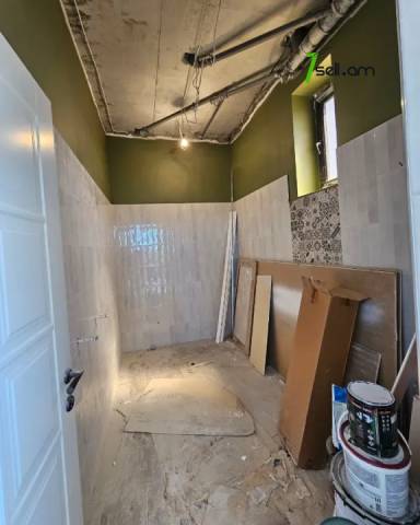 Երկու հարկանի քարե թաունհաուզ Ալբերտ Էյնշտեյնի փողոցում Քանաքեռավանում, 654 ք.մ., 3+ սանհանգույց