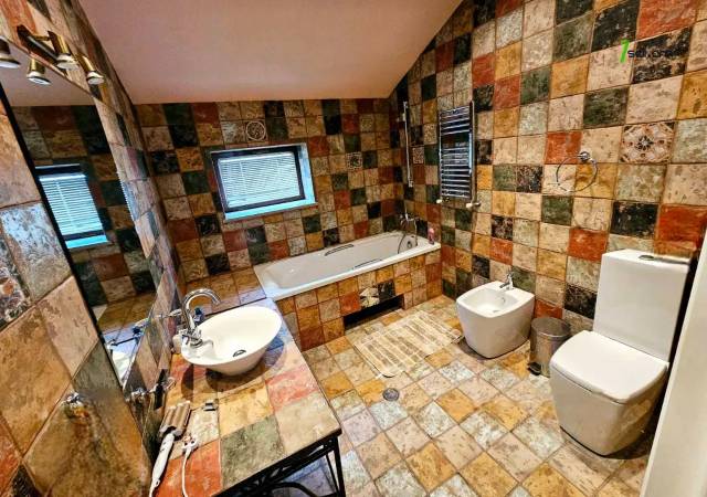 Երեք հարկանի տուն Արաբկիրում, 3200 ք.մ., 3+ սանհանգույց, մեծ հողամաս, կապիտալ վերանորոգված