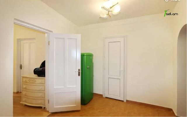 Երեք հարկանի քարե տուն Տիգրան Մեծի պողոտայում Էրեբունիում, 372 ք.մ., 2 սանհանգույց, եվրովերանորոգված