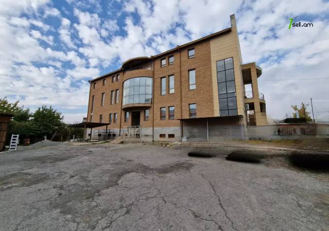 Երկու հարկանի քարե տուն Աջափնյակում, 2000 ք.մ., 3+ սանհանգույց, մեծ հողամաս