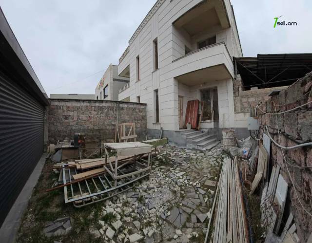 Երկու հարկանի քարե թաունհաուզ Արտաշես Շահինյան փողոցում Ավանում, 348 ք.մ., 2 սանհանգույց