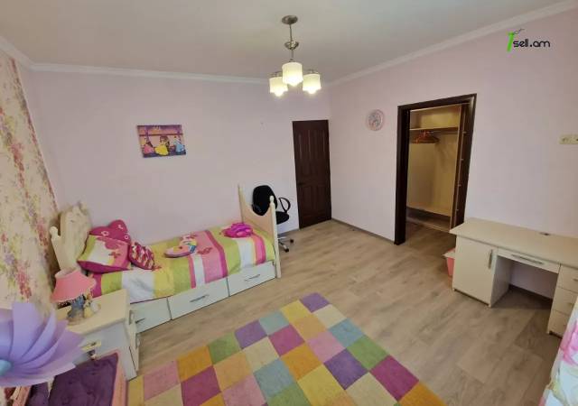 Երկու հարկանի քարե տուն, Գ-1 թաղամաս Աջափնյակում, 500 ք.մ., 3+ սանհանգույց, եվրովերանորոգված