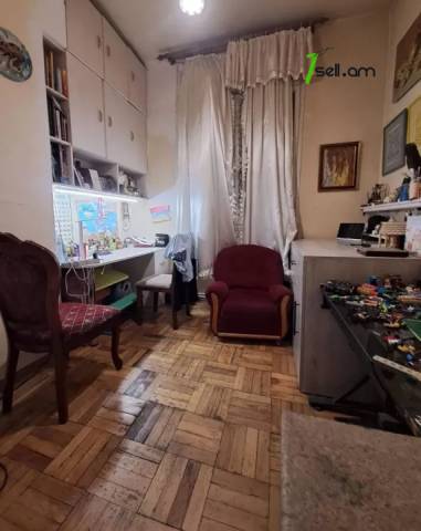 4 սենյականոց բնակարան Դերենիկ Դեմիրճյանի փողոցում, 130 ք.մ., 2 սանհանգույց, բարձր առաստաղներ