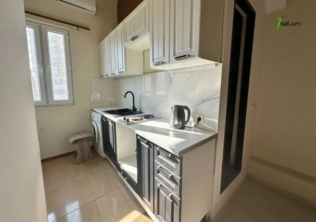 1 սենյականոց բնակարան Պարոնյան փողոցում, 32 ք.մ., բարձր առաստաղներ, կոսմետիկ վերանորոգում, քարե շենք