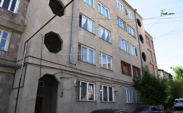 3 սենյականոց բնակարան, Գործարանային նրբանցք, 84 քմ, 2/5 հարկ, կապիտալ վերանորոգված, քարե շենք