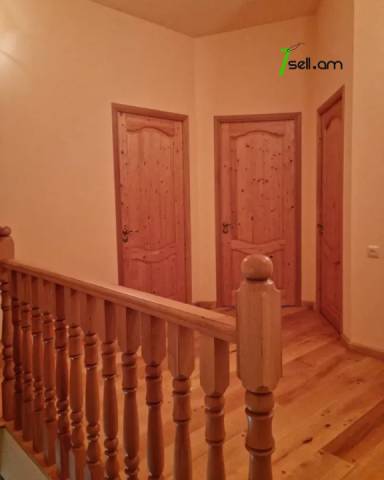 Երկու հարկանի քարե տուն Քեռու փողոցում Ձորաղբյուրում, 1200 քմ, 2 սանհանգույց, եվրովերանորոգված