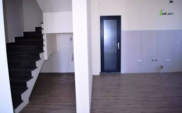 Երկու հարկանի քարե տուն Գյումրիում, 180 ք.մ., 2 սանհանգույց, դիզայներական ոճով վերանորոգված