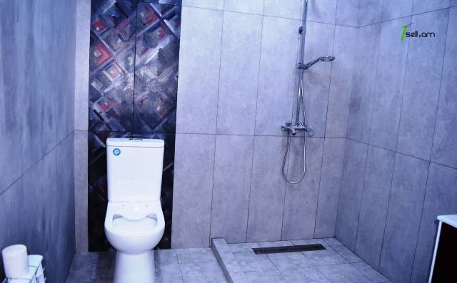 2 սենյականոց բնակարան Շիրակացու փողոցում, 70 քմ, 1/3 հարկ, կապիտալ վերանորոգված, քարե շենք