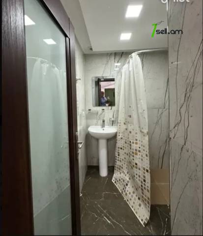 2 սենյականոց բնակարան Միխայիլ Գլինկայի փողոցում, 51 քմ, 1/3 հարկ, եվրովերանորոգված, քարե շենք